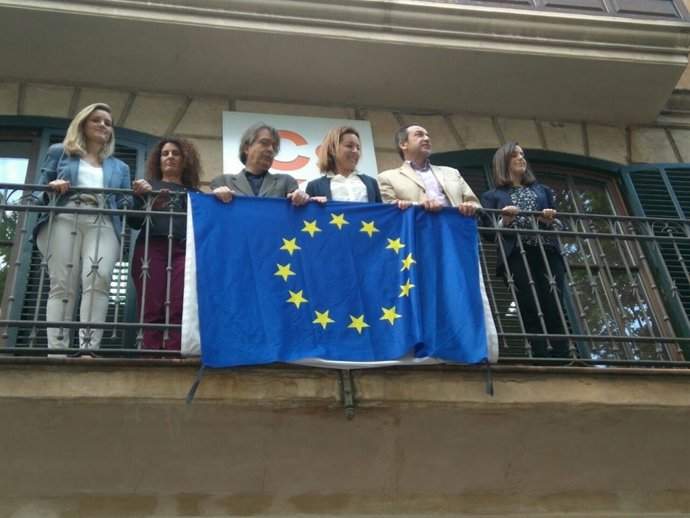 Cs Baleares cuelga la bandera europea en su sede