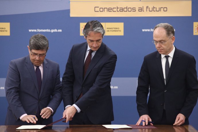 Iñigo de la Serna preside la firma del protocolo entre Adif y Railway Innovation