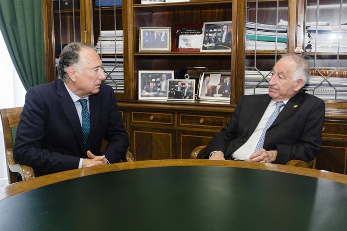 El subdelegado Luis Soria, junto a Gabriel Amat en su despacho en Diputación.