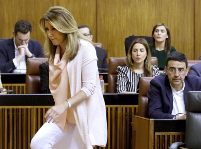 Susana Díaz sube a la tribuna de oradores del Parlamento andaluz