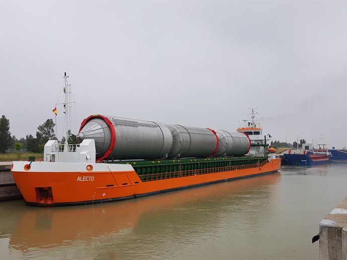Imagen del buque con los tanques para la planta de Heineken