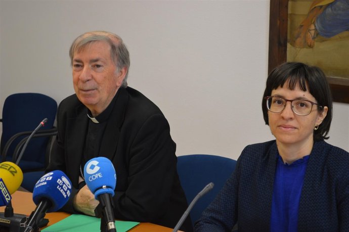 El obispo Salvador Gimènez  y la responsable de comunicación, Marta Mas