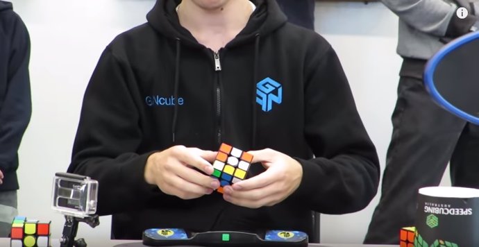 Este joven resuelve el cubo de Rubik en 4 segundos