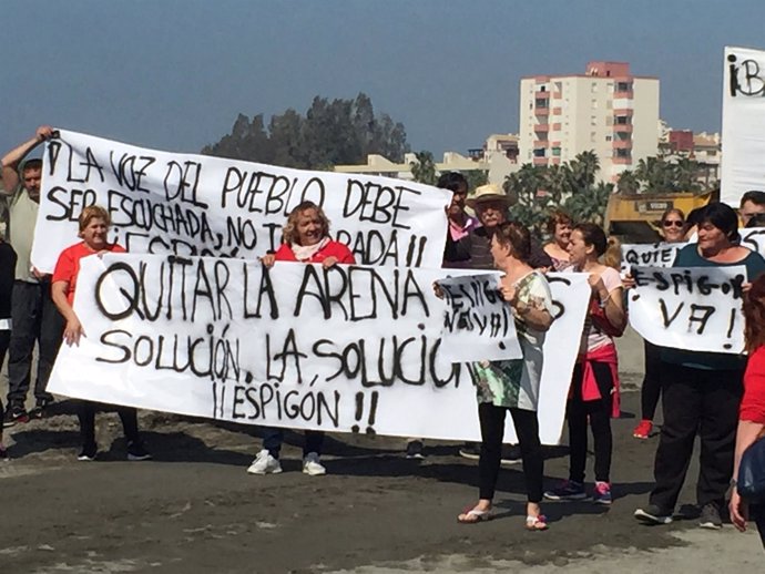 Vecinos protestan por el trasvase de arena en las playas de la Costa Tropical