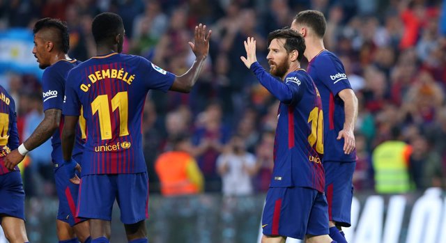Ousmane Dembélé y Leo Messi se saludan tras un gol