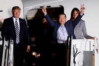 Trump confía en lograr la desnuclearización de Corea tras recibir a los 3 estadounidenses liberados por Corea del Norte