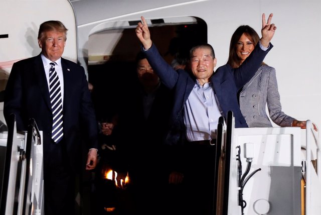 Donald Trump y Melania junto a uno de estadounidenses liberados por Pyongyang