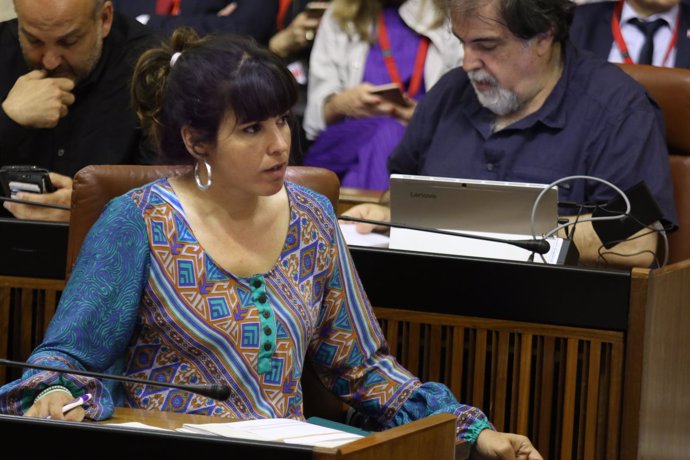 Teresa Rodríguez sigue el discurso de Susana Díaz en el debate sobre Andalucía