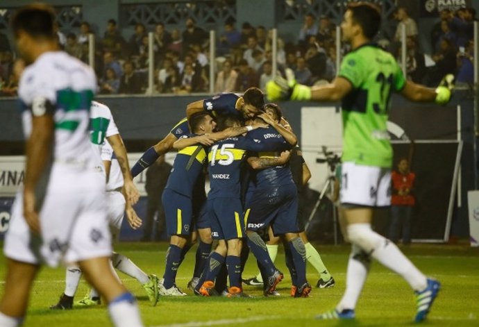 Los jugadores de Boca Juniors celebran un gol