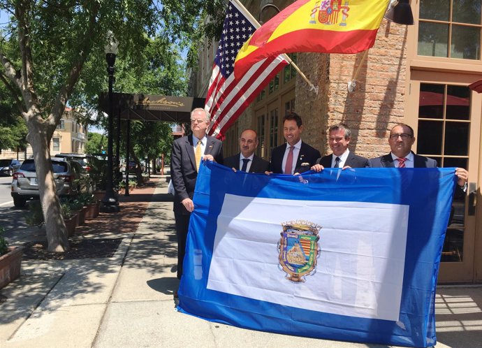Entrega de la bandera de Málaga provincia al alcalde de Pensacola De Gálvez