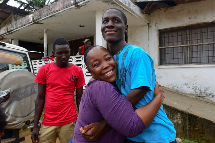 Un joven superviviente del ébola, recibido por su familia