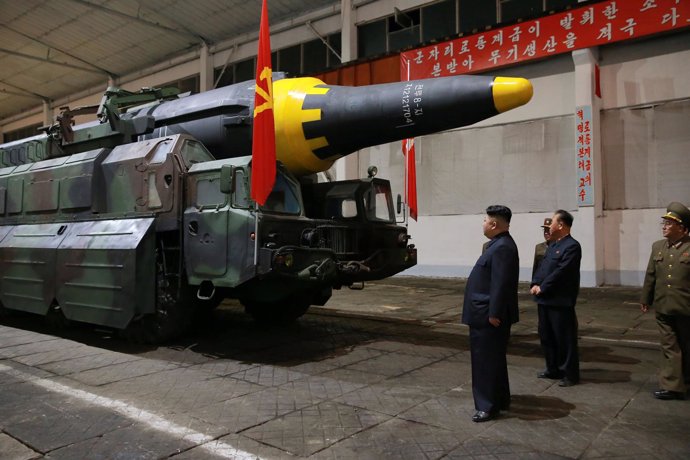 Kim Jong Un inspecciona un misil de largo alcance