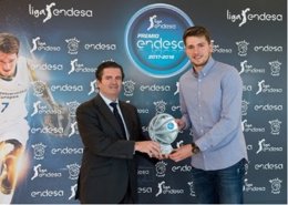 Luka Doncic (Real Madrid) ha recibido el Premio Endesa 2018 de manos de Borja Pr