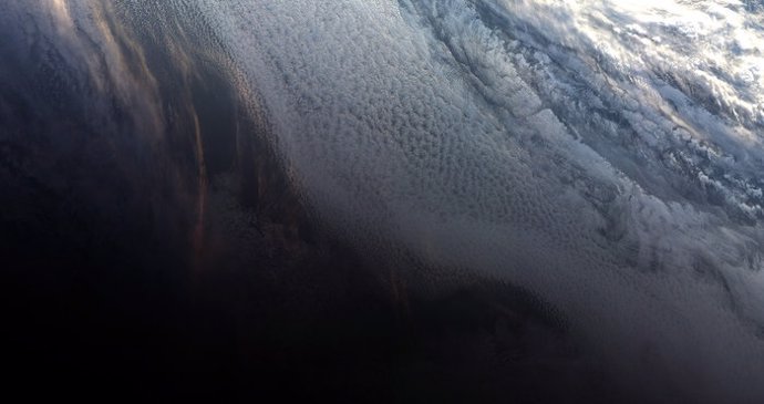 Puesta de sol sobre la Antártida fotografiada por el satélite Sentinel-3B