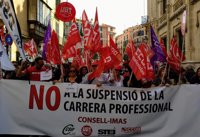 Alrededor de 500 personas piden la "dimisión" de Salom por el "ataque" al personal de la administración