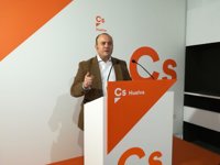 Montero asegura que reducir trabas administrativas es una "prioridad" de la Junta y Cs critica que "no va a buen ritmo"