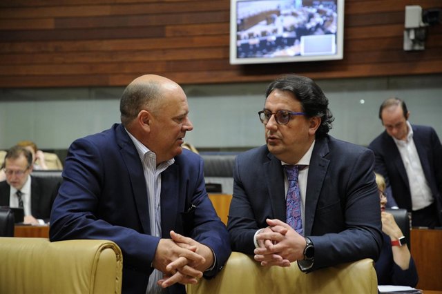 Vergeles, a la izquierda, habla con el socialista Celestino Vegas