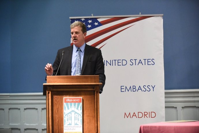 Robert J. Faucher, director para Europa Occidental del Departamento de Estado