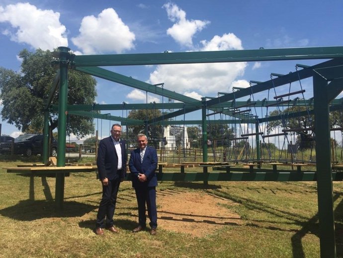 El delegado de Turismo (dcha.) y el alcalde de El Viso en la zona de actuación