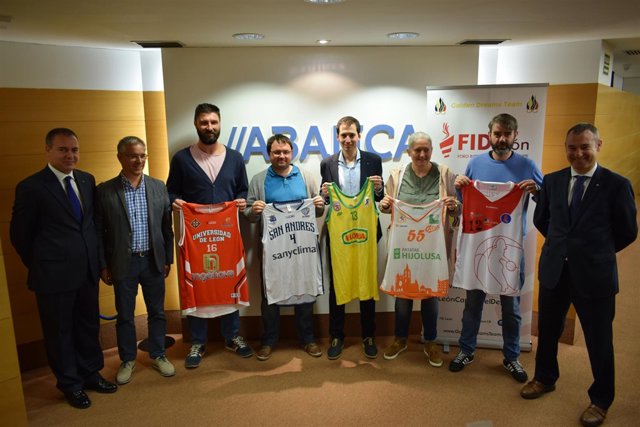 Los deportistas leoneses  junto a Lamas, López Benito y Del Río.