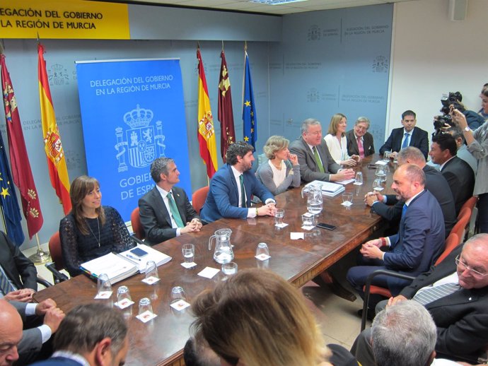  Imagen De La Reunión De La Ministra Con Los Agricultores Y Regantes