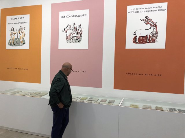 Horacio Fernández observa la exposición, 10-5-18
