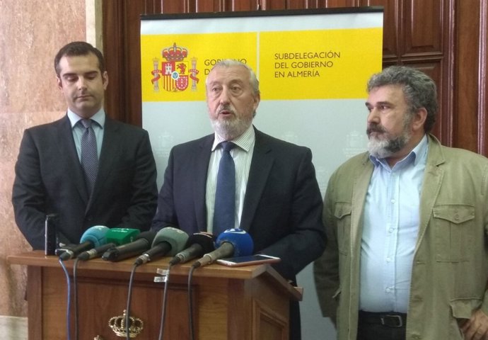 En el centro, el secretario de Infraestructuras, Julio Gómez-Pomar