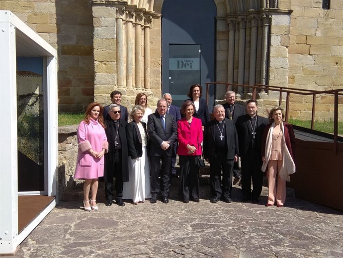 La reina rodeada de autoridades antes de inaugurar Mons Dei