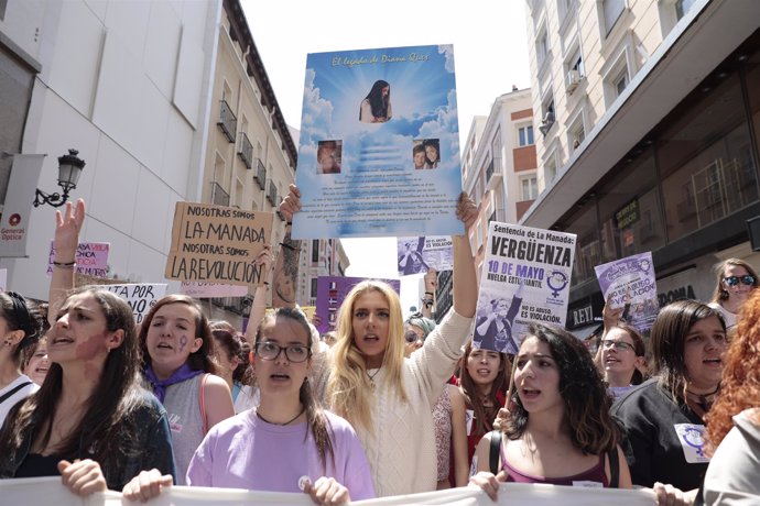 Valeria Quer con una pancarta en la protesta contra la sentencia de 'La Manada'