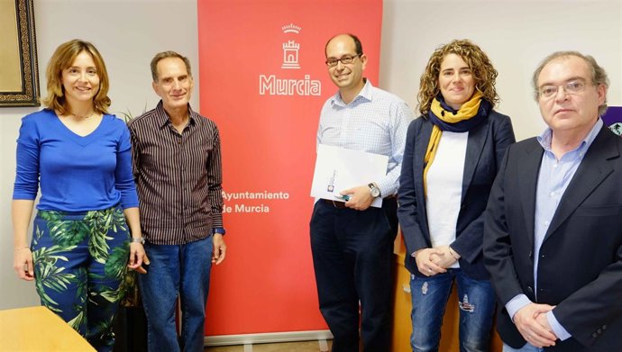 CHONCHITA RUIZ JUNTO MIEMBROS JESÚS ABANDONADO