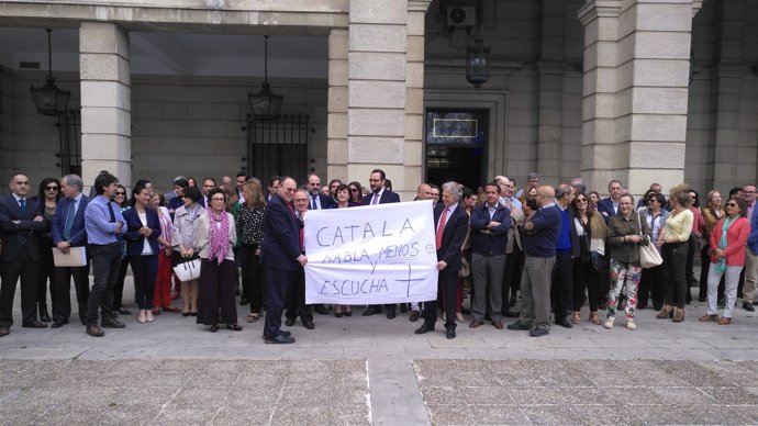 Jueces y fiscales portando una pancarta en la protesta de este jueves en Sevilla