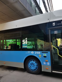 Autobús de la EMT con el nuevo logotivo de su imagen corporativa