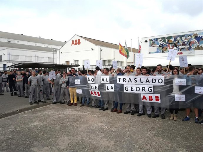Los trabajadores de ABB ante la fábrica