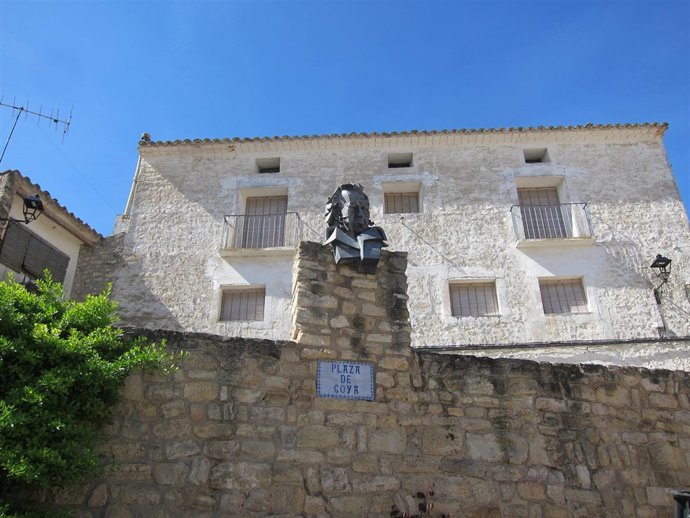 Plaza de España de Fuendetodos y busto de Francisco de Goya