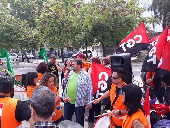 Concentración frente al Parlamento en apoyo a la moción de IU