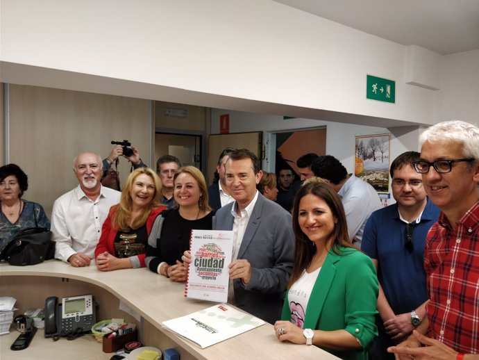 Pérez Navas formaliza su precandidatura a las primarias de PSOE