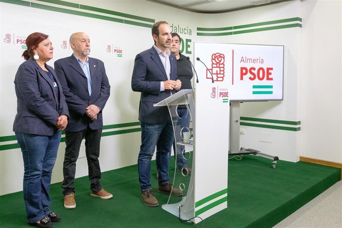 En el centro, el portavoz del PSOE en Carboneras, José Luis Amérigo