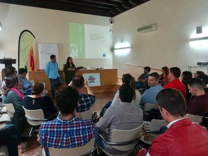 El director del IAJ, Francisco Pizarro, en la Biblioteca Provincial