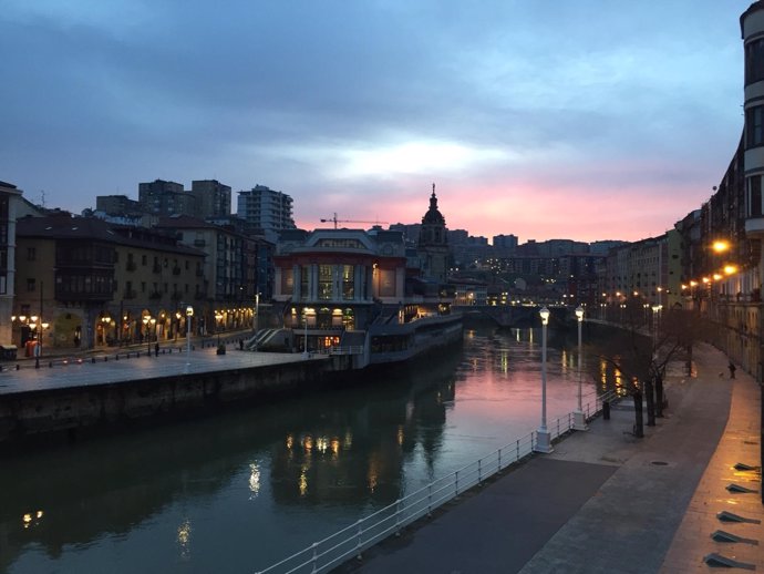 Bilbao, vista del Puente de San Antón y mercado