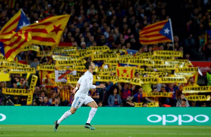 Cristiano Ronaldo en el Camp Nou bajo banderas independentistas y proclamas