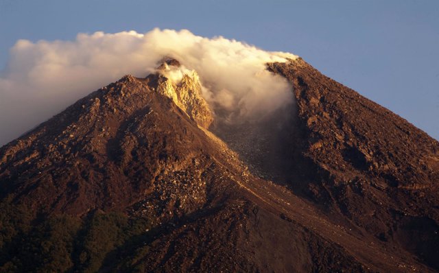 Erupción del volcán del Monte Merapi cerca de Yogyakarta en la isla de Java (Ind