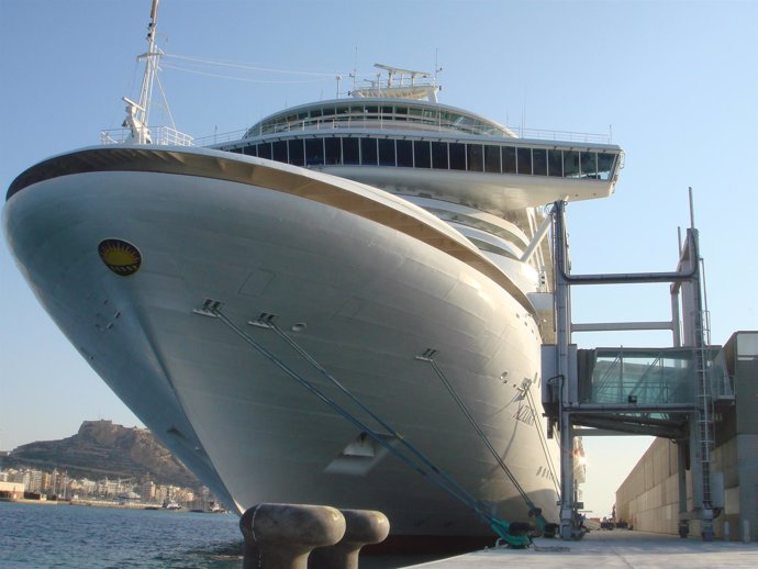 Un crucero atracado en el Puerto de Alicante, imagen de archivo