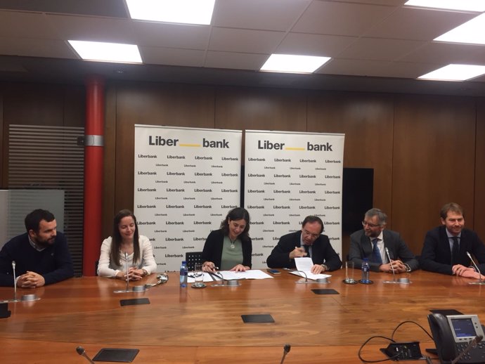 Firma convenio Liberbank y Oviedo Club Baloncesto