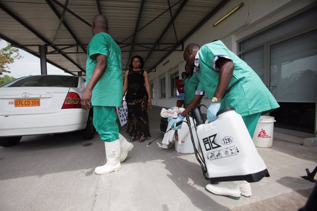 Trabajadores sanitarios combaten el nuevo brote de ébola en RDC