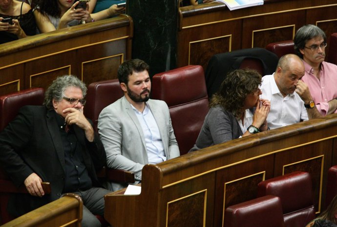Joan Tardà,  Gabriel Rufián i altres diputats d'Esquerra