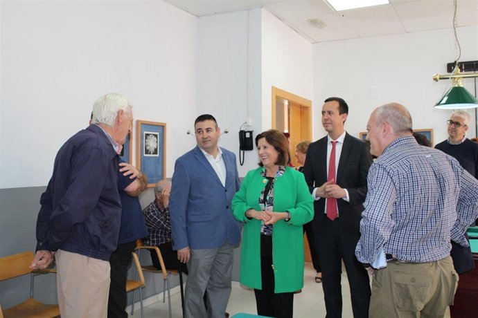 Sánchez Rubio dialoga con uno de los usuarios del centro de participación activa