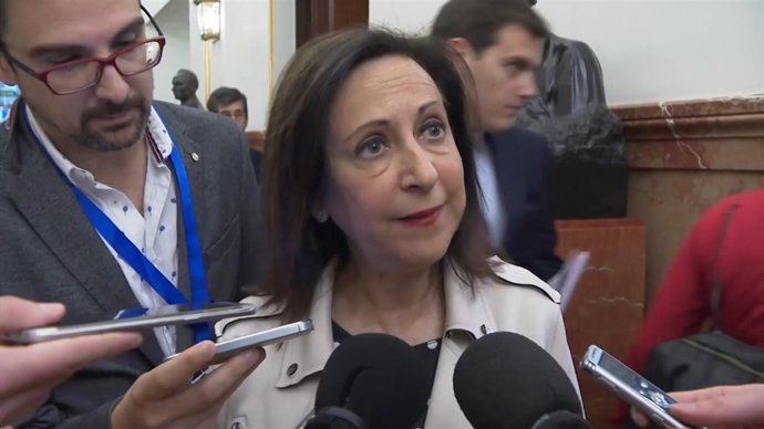 Margarita Robles comparece a la entrada del Pleno