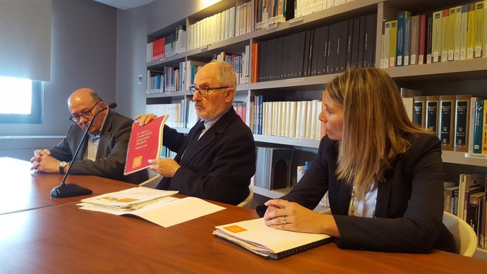 Al centre, el Síndic de Greuges de Catalunya, Rafael Ribó