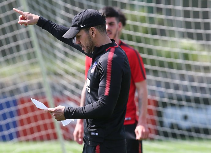 Simeone dirige el entrenamiento del Atlético