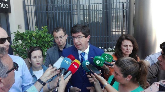 Juan Marín atendiendo a los periodistas en Córdoba